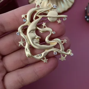 Detailansicht einer Vintage-Brosche in Mattgold mit Himmelsmond- und Sternendesign