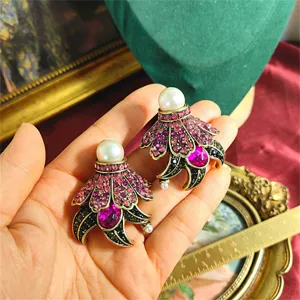 Dettaglio di spille vintage a forma di fiore con perle e strass rosa molto scintillanti