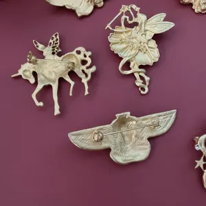 Detailansicht der Rückseite von matten goldenen Vintage-Broschen mit ägyptischem Vogel-Motiv.