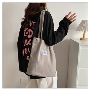 Vista detallada de un bolso shopper de pana beige de gran capacidad para uso diario