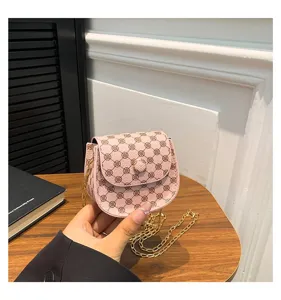 Mini bolso bandolera rosa elegante con patrón vintage y cadena dorada