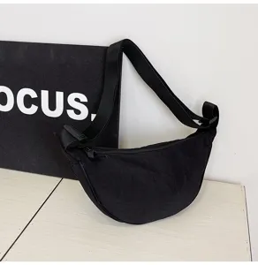Bolso bandolera de media luna de nailon negro para mujer con diseño minimalista