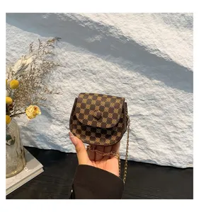 Mini bolso bandolera retro marrón con monograma para mujer y elegante cadena dorada