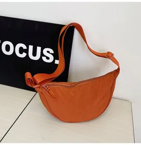 Bolso bandolera moderno de nailon naranja en forma de dumpling con correa ajustable