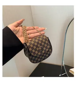 Mini bolso bandolera retro de mano con cadena dorada y elegante estampado monograma