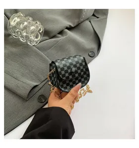 Vista detallada del mini bolso bandolera con patrón retro y elegante cadena dorada