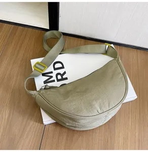 Bolso bandolera de nailon verde oliva con forma de media luna y correa