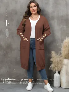 Cárdigan largo marrón de talla grande para mujer con mangas farol y bordado floral.