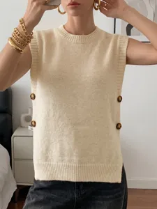 Vista detallada de un elegante chaleco de punto para mujer con cuello redondo y botones.