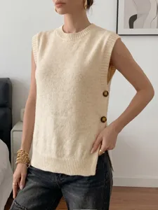 Vista detallada de chaleco de punto, diseño sin mangas con cuello redondo y botones laterales para otoño.