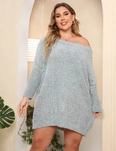 Graues Strickpulloverkleid mit schulterfreiem Schnitt, oversized Langarm Pullover.