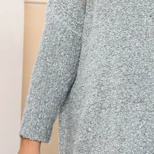 Grauer Strickpullover Detail, weiche langarm Textur für Damen im Herbst und Winter Alltag.