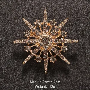 Dettaglio di un'elegante spilla a stella con strass scintillanti su sfondo nero.