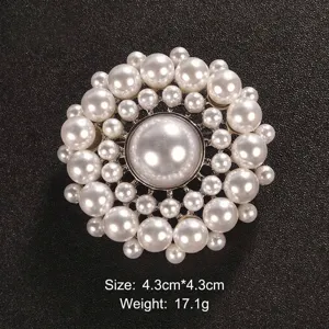 Dettaglio di una spilla a medaglione con perle vintage con dimensioni 4,3 cm e peso 17,1 g
