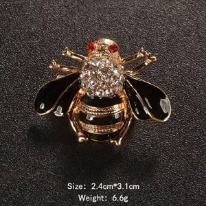 Primo piano di elegante spilla a forma di ape con strass e finitura dorata