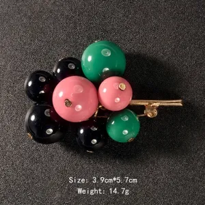 Primo piano della spilla a uva vintage, dimensioni 3,9x5,7 cm e peso 14,7 g.
