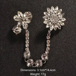 Primo piano di un'elegante spilla a fiore vintage con strass e catena molto lucente