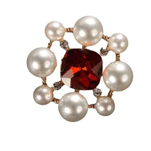 Spilla vintage elegante con grande pietra rossa centrale e decorazioni in perle bianche