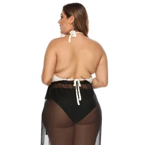 Rückansicht eines weißen Häkel-Bikini-Tops in Übergröße mit schwarzem Strand-Sarong