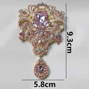 Detailansicht einer luxuriösen Kronenbrosche mit rosa Wassertropfenkristallen