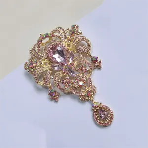 Detailansicht goldene Kronenbrosche mit rosa Tropfen-Strasssteinen und Anhänger