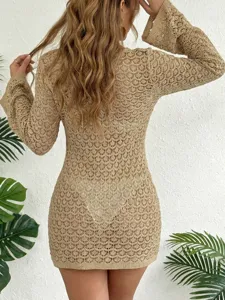 Vista posteriore dell'abito da spiaggia sexy in crochet beige con maniche lunghe.