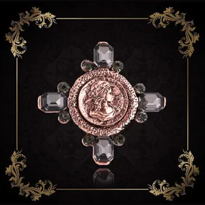 Eleganter Vintage Barock Kreuz Brosche mit grauen Kristallen und zentralem Relief