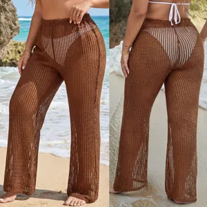 Pantaloni da spiaggia in maglia traforata marrone dettaglio texture trasparente.