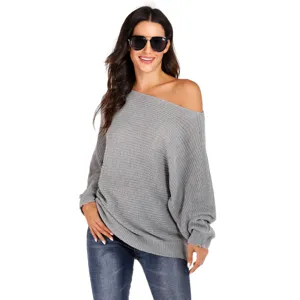 Maglione grigio con spalle scoperte, maniche a pipistrello e dettagli in morbida maglia.