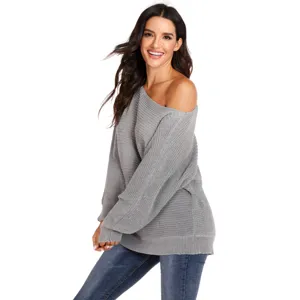Elegante maglione casual da donna con spalle scoperte, morbido pullover grigio chiaro.