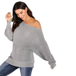 Primo piano del maglione grigio in maglia con maniche a pipistrello, morbido e confortevole.