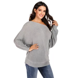 Vista dettagliata e ravvicinata del elegante maglione in maglia grigio scuro.