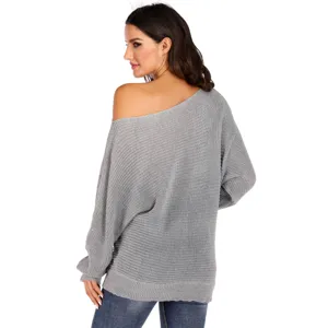 Morbido maglione grigio casual con spalle scoperte e maniche a pipistrello per donna.