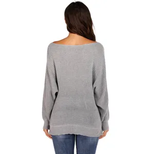 Vista posteriore dettaglio maglione lavorato a maglia grigio maniche pipistrello donna, ampio spalla.