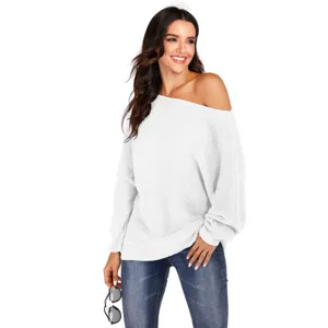 Vista dettagliata del maglione bianco casual con spalle scoperte e raffinata trama in maglia.