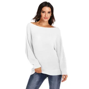 Dettaglio ravvicinato maglione bianco tricot donna maniche a pipistrello spalle.