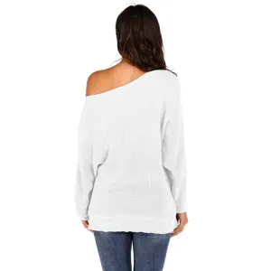 Dettaglio posteriore maglione donna bianco spalla scoperta maniche a pipistrello.