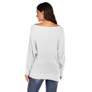 Dettaglio del retro del maglione pullover in maglia bianco con maniche a pipistrello e spalle.