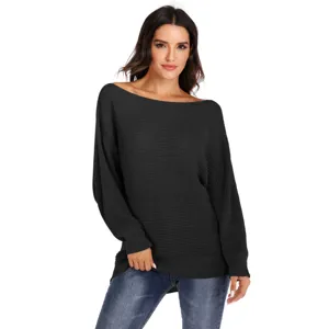Dettaglio del morbido maglione in maglia con elegante scollo a barca e maniche a pipistrello.