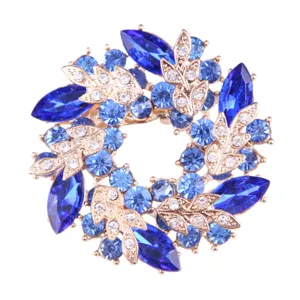 Detailansicht einer eleganten doppelschichtigen blauen Kristallkranz-Brosche aus Goldlegierung