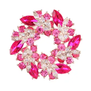 Detailansicht einer doppellagigen Kristall-Kranzbrosche mit rosa Strasssteinen.