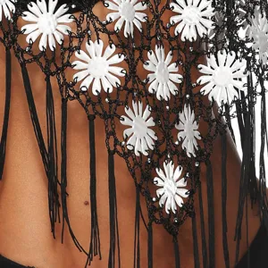 Scialle nero traforato all'uncinetti con dettagli di fiori bianchi e frange