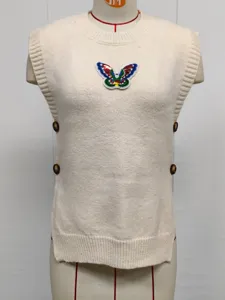 Elegante Damen Strickweste in Creme mit einem Pailletten-Schmetterlingsaufnäher und Knöpfen