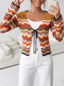 Cárdigan de punto con ondas multicolor, detalle de patrón en zigzag y lazo delantero.
