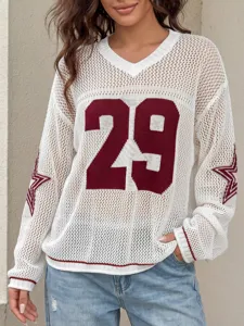Detail van wit opengewerkt mesh jersey shirt met bordeauxrode 29 print en sterren