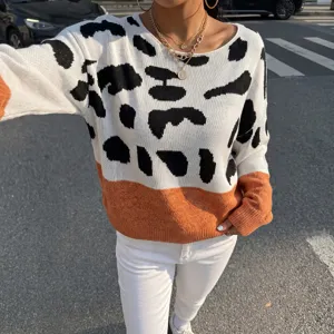 Dettaglio di un maglione in maglia color-block con macchie leopardate e scollo a barchetta