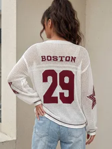 Detailopname van de witte gebreide mesh jersey top met de BOSTON 29-print op de rug