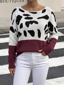 Primo piano del maglione a barchetta da donna con stampa leopardata e maglia a contrasto.