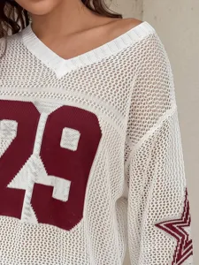Detail van een witte open gebreide mesh strand cover-up met bordeauxrood nummer 29 detail