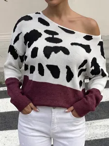 Vista dettagliata del maglione da donna in maglia con stampa mucca e scollo a barchetta